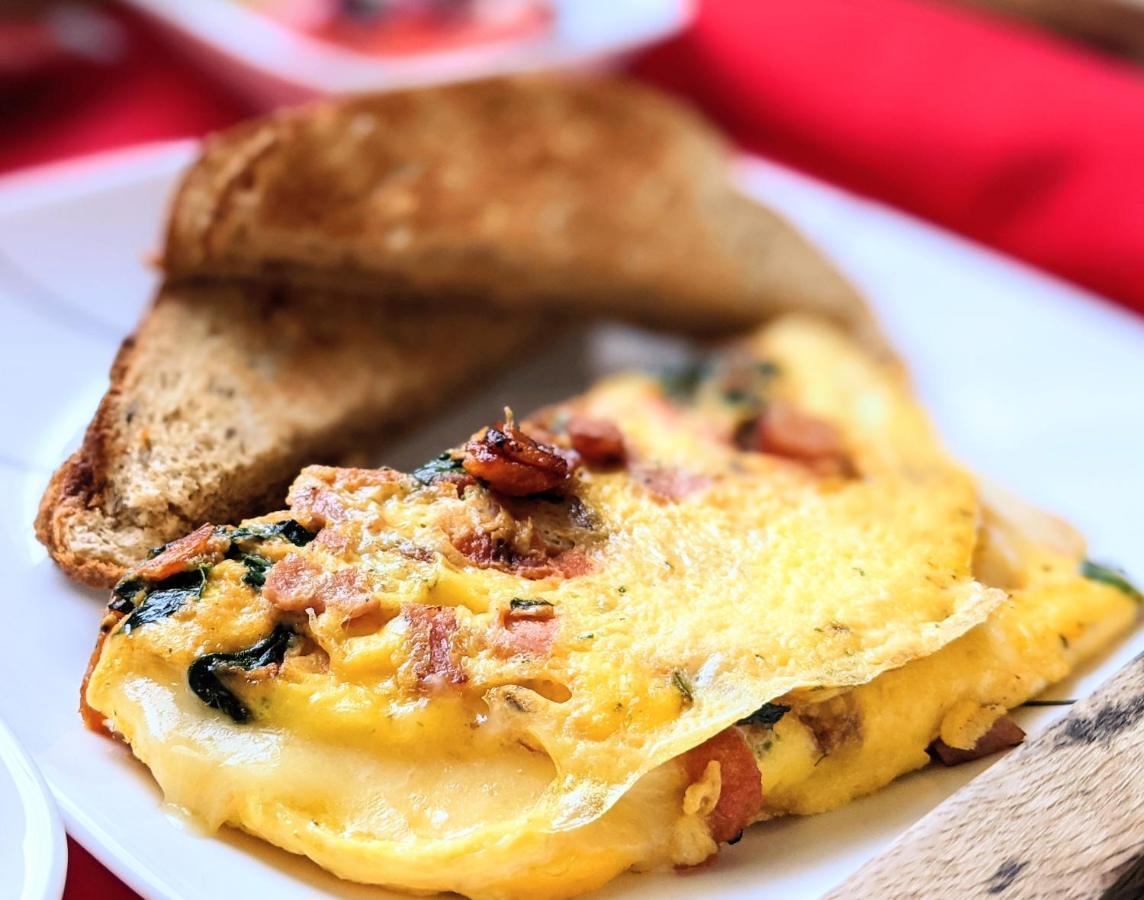 Apex Inn Bed And Breakfast วัตกินส์เกลน ภายนอก รูปภาพ