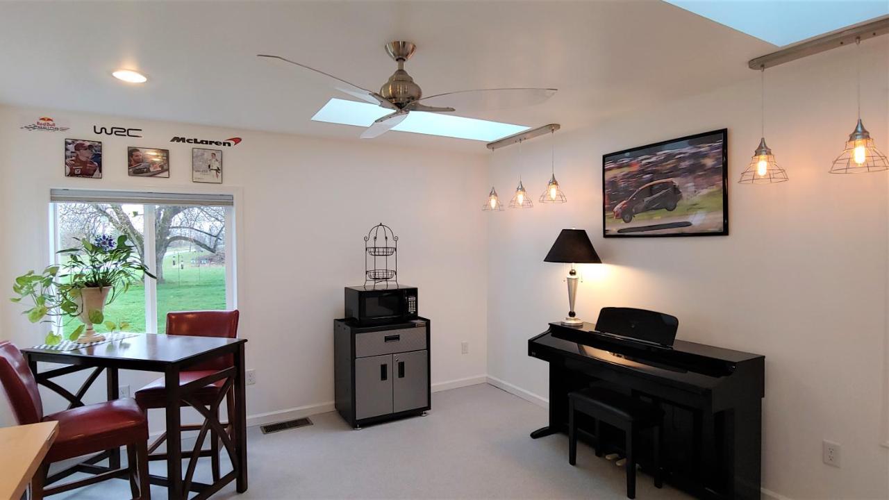 Apex Inn Bed And Breakfast วัตกินส์เกลน ภายนอก รูปภาพ