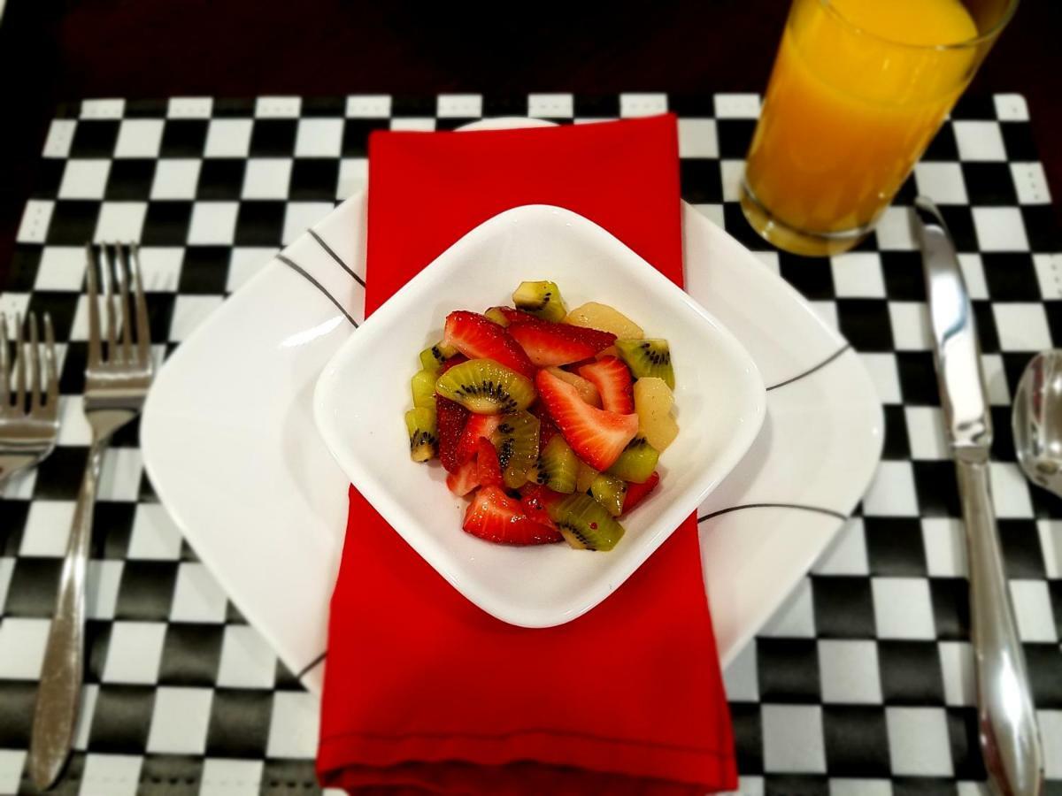 Apex Inn Bed And Breakfast วัตกินส์เกลน ภายนอก รูปภาพ