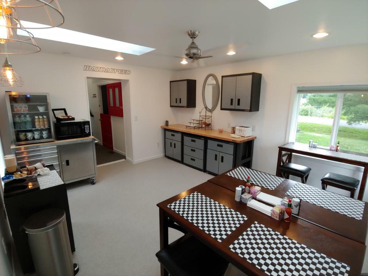 Apex Inn Bed And Breakfast วัตกินส์เกลน ภายนอก รูปภาพ